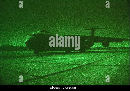 A Special Operations Low Level (SOLL II) C-141b Starliger, sur le point de décoller d'une piste d'atterrissage au clair de lune. Grâce à l'utilisation de lunettes de vision nocturne, de dispositifs d'éclairage spéciaux et d'un entraînement constant, l'équipage du 16th Special Operations Squadron, Charleston, Caroline du Sud, voit avec un éclairage proche de la lumière conventionnelle (par exemple, des feux d'atterrissage, des instruments de la plate-forme aérienne, l'éclairage du compartiment de chargement, etc.). Base: Charleston Air Force base État: Caroline du Sud (SC) pays: Etats-Unis d'Amérique (USA) Banque D'Images
