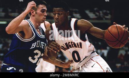 Photographe militaire de l'année gagnant 1998 titre: sans titre Catégorie: Sports lieu: Mention honorable SportsifSyracuse Orangemen point Guard, Jason Hart conduit au panier lors d'un match contre l'Université de Buffalo. Pays : inconnu Banque D'Images