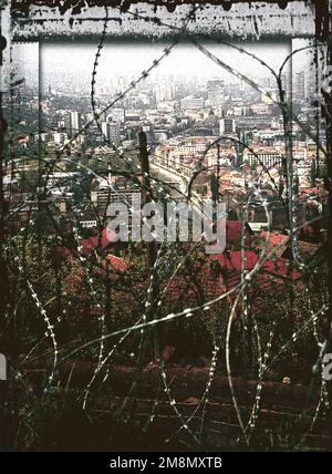 Photographe militaire de l'année vainqueur 1998 titre: Siège ville Catégorie: Picturale lieu: Mention honorable PictorialA vue d'oiseau de Sarajevo, la Bosnie montre l'incertitude profondément enracinée du présent ainsi que de l'avenir, avec les erreurs du passé toujours fraîches sur l'esprit de tout le monde. Pays : inconnu Banque D'Images