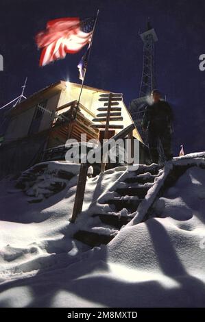 Photographe militaire de l'année vainqueur 1998 titre: 'Par les dawns Early Light' Catégorie: Picturale lieu: Mention honorable PictorialEW2 Dave Kronebusch effectue une vérification tôt le matin autour du site radio Mir Transmitter sur la colline de Grdonj à Sarajevo, en Bosnie. Pays : inconnu Banque D'Images