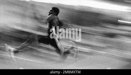 Photographe militaire de l'année gagnant 1998 titre: Long saut Catégorie: Sports place: Honorable mention SportsIn a blur of motion Joshua Stewart, flis dans les airs pendant son deuxième saut dans le long saut à une rencontre intérieure à l'Académie navale. Pays : inconnu Banque D'Images