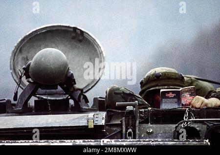 Photographe militaire de l'année vainqueur 1998 titre: Livre Catégorie mobile: Feature place: Troisième place PortfolioA soldat américain affecté à la Brigade 3rd, 2nd Division d'infanterie de ft. Lewis, Washington, prend une pause lecture au sommet de son transporteur personnel blindé de M113 après la fin de la bataille à la zone d'entraînement de Twin Bridges le 2 novembre 1998. Twin Bridges, situé à 25 minutes à l'ouest de Tongduch'on, République de Corée, a été le site d'une simulation de bataille entre une brigade D'armored DE ROKA et la brigade de 3rd, 2nd Division d'infanterie pendant l'exercice combiné Foal Eagle '98. Pays : inconnu Banque D'Images