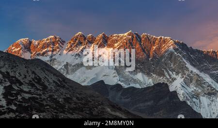 Magnifique coucher de soleil sur les montagnes de l'Himalaya par temps clair. Vue sur la montagne Lhosse face sud depuis Everest base Camp Trek. Paysage de montagnes de l'Himalaya dans Banque D'Images