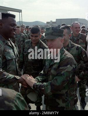 Le commandant du corps des Marines, le général Charles C. Krulak, interagit avec les Marines de l'unité expéditionnaire maritime de 11th (UEM), lors d'une récente visite au Camp Pendleton. Le MEU se prépare à partir pour un déploiement de six mois dans le Pacifique occidental. Sujet opération/série: BASE DE GUERRIERS URBAINS: Base de corps marins Camp Pendleton État: Californie (CA) pays: États-Unis d'Amérique (USA) Banque D'Images