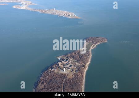 Vue depuis la fenêtre de l'avion - aile de l'avion au-dessus du port Banque D'Images