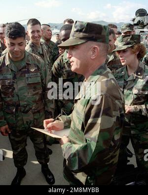 Le commandant du corps des Marines, le général Charles C. Krulak, 'autographes' un livre appartenant à une Marine avec l'unité expéditionnaire marine (UEM) de 11th, lors d'une récente visite au Camp Pendleton. Le MEU se prépare à partir pour un déploiement de six mois dans le Pacifique occidental. Le général Krulak a donné à toutes les Marines l'occasion de prendre leurs photos avec lui-même et le sergent-major du corps des Marines, Lewis G. Lee. Sujet opération/série: BASE DE GUERRIERS URBAINS: Base de corps marins Camp Pendleton État: Californie (CA) pays: États-Unis d'Amérique (USA) Banque D'Images
