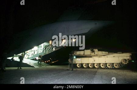 Un char de combat principal de M1 Abrams de Headquarters and Headquarters Company (HHC) 3-69 Armor, fort Stewart (Géorgie), conduit dans la soute d'un C-17 Globemaster du 14th Airlift Squadron, à la base aérienne de Charleston (Caroline du Sud), pendant les opérations de nuit pour JTFX 98-1. Le réservoir est transporté par avion jusqu'à McCall Airfield, en Caroline du Nord. (Dupliquer l'image, voir aussi DD-SD-01-05119 ou rechercher 980128-F-8006R-003). Objet opération/série : base JTFX 98-1 : Hunter Army Air Field État : Géorgie (GA) pays : États-Unis d'Amérique (USA) Banque D'Images