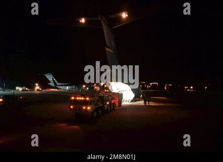 Un système tactique de manutention de charge par camion à mobilité étendue (HEMTT-LHS) de HHC 3-69 Armory, fort Stewart, Géorgie, entre dans la soute d'un C-17 Globemaster III du 14th Airlift Squadron, à la base aérienne de Charleston, en Caroline du Sud, à l'aérodrome de Hunter Army, en Géorgie, Pendant les opérations de nuit pour l'exercice de la Force opérationnelle interarmées (FJT) 98-1. Le véhicule a été transporté par avion jusqu'au terrain d'aviation McCall, en Caroline du Nord. Objet opération/série : base JTFX 98-1 : Hunter Army Air Field État : Géorgie (GA) pays : États-Unis d'Amérique (USA) Banque D'Images