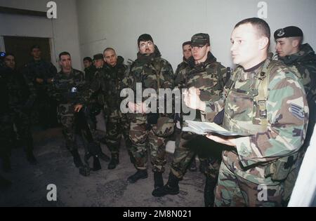 LE sergent Spencer W. Rogers, UN policier de sécurité de l'escadron 48th des forces de sécurité de la base aérienne royale Lakenheath, au Royaume-Uni, passe par le convoi de la base aérienne de Tuzla au Centre pour les réfugiés de la mère et de l'enfant à Simin Han, en Bosnie-Herzégovine. Le SSGT Rogers est déployé à Tuzla et est affecté à l'escadron 401st des forces de sécurité du Groupe de la base aérienne expéditionnaire. Rogers, de concert avec d'autres membres de la 401st, livrera des dons de jouets, de nourriture et de vêtements au centre des réfugiés. Le centre abrite des réfugiés de Srebrenica, dont les pères s Banque D'Images