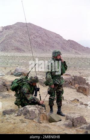 US Marine corps Air Ground combat Centre (MCAGCC). Marines assure le commandement et le contrôle, à l'aide d'une radio SINCGARS à la portée 400, à l'appui de l'exercice sur les armes combinées (CAX) 4-98. Base: Mcagcc, Twentynine Palms État: Californie (CA) pays: États-Unis d'Amérique (USA) Banque D'Images