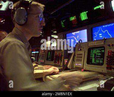 CAPC Jeff Morse l'officier des systèmes de combat de l'USS BUNKER HILL (CG-52), un croiseur de missile guidé de classe Ticonderoga, regarde les écrans d'information de combat des navires pendant que le navire opère dans la mer d'Arabie dans le cadre de l'accumulation de l'Asie du Sud-Ouest (SWA). Pays : inconnu Banque D'Images