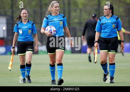 Sydney, Australie. 14th janvier 2023. L'arbitre Kelly Jones (C) avec les arbitres adjoints Sarah Ho (L) et Amber Morris pendant le match entre les Wanderers et l'Ouest Unis au Parc de football des Wanderers sur 14 janvier 2023 à Sydney, Australie crédit: IIO IMAGES/Alay Live News Banque D'Images