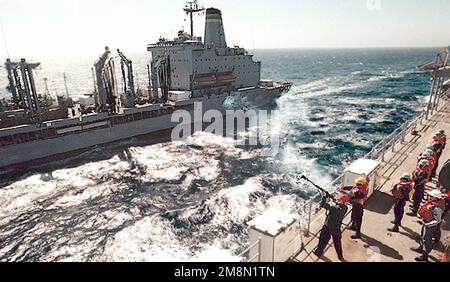 US Navy GUNNER's Mate 3rd Class James L. Wolfe tire un fusil de chasse du navire d'assaut amphibie de la classe Wasp USS WASP (LHD 1), à l'Oiler de commandement militaire de Sealift de la classe Henry J Kaiser, USNS PATUXENT (T-AO 201), pendant un réapprovisionnement en cours (unrep). Le WASP est en route vers la mer Méditerranée. Base : USS Wasp (LHD 1) pays : Mer méditerranée (MED) Banque D'Images