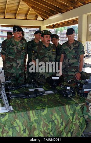 LGÉN Daniel Alfonso Saavendra Franco, (au centre), commandant, Armée bolivienne, autres officiers militaires boliviens, Et LE BGÉN Robert W. Wagner (à droite), commandant du Commandement des opérations spéciales (Sud), écoutent les exposés tenus par la Compagnie Charlie, 3rd Bataillon, 7th Groupe des forces spéciales, qui voient certains de l'équipement et des armes utilisés par les membres du Groupe des forces spéciales. Base: Fort Clayton pays: Panama (PAN) Banque D'Images