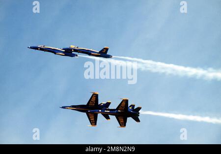 L'équipe de démonstration Navys Blue Angel, une formation de diamant de quatre navires, se divise en deux paires pour leur prochaine manœuvre lors de la représentation à la base aérienne de Davis-Monthan pendant les journées aérospatiales de l'Arizona. Base: Davis-Monthan Air Force base État: Arizona (AZ) pays: Etats-Unis d'Amérique (USA) Banque D'Images