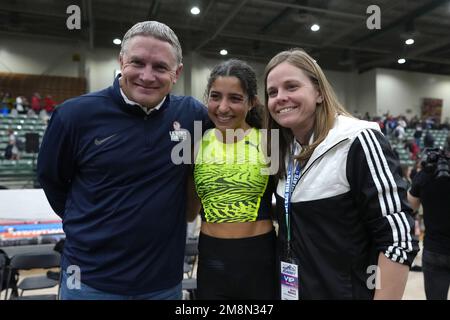 Gabi Leon (au centre) pose avec l'entraîneur des Louisville Cardinals Brooke Rasnick (à droite) lors du 30e Sommet national du coffre-fort de l'esprit de l'UCS, vendredi 13 janvier 2023, à Sparks, Nev. Banque D'Images