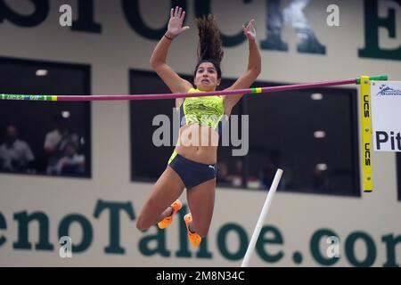 Gabi Leon se classe quatrième dans la compétition féminine élite avec 14-6 (4.41 m) lors du 30e Sommet national UCS Spirit Pole Vault, vendredi 13 janvier 2023, à Sparks, Nev. Banque D'Images