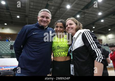 Gabi Leon (au centre) pose avec l'entraîneur des Louisville Cardinals Brooke Rasnick (à droite) lors du 30e Sommet national du coffre-fort de l'esprit de l'UCS, vendredi 13 janvier 2023, à Sparks, Nev. Banque D'Images