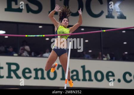 Gabi Leon se classe quatrième dans la compétition féminine élite avec 14-6 (4.41 m) lors du 30e Sommet national UCS Spirit Pole Vault, vendredi 13 janvier 2023, à Sparks, Nev. Banque D'Images