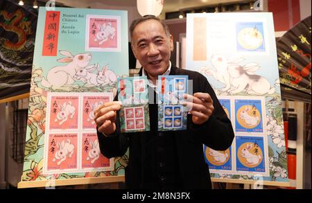 Paris, France. 14th janvier 2023. L'artiste chinois Chen Jianghong présente les timbres commémoratifs de l'année du lapin qu'il a conçus lors d'une cérémonie de lancement à Paris, France, le 14 janvier 2023. Le bureau de poste français, la poste, a émis samedi deux timbres pour célébrer le nouvel an chinois, l'année du lapin, qui commence le 22 janvier. Credit: Gao Jing/Xinhua/Alamy Live News Banque D'Images