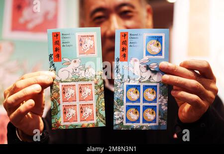 Paris, France. 14th janvier 2023. L'artiste chinois Chen Jianghong présente les timbres commémoratifs de l'année du lapin qu'il a conçus lors d'une cérémonie de lancement à Paris, France, le 14 janvier 2023. Le bureau de poste français, la poste, a émis samedi deux timbres pour célébrer le nouvel an chinois, l'année du lapin, qui commence le 22 janvier. Credit: Gao Jing/Xinhua/Alamy Live News Banque D'Images