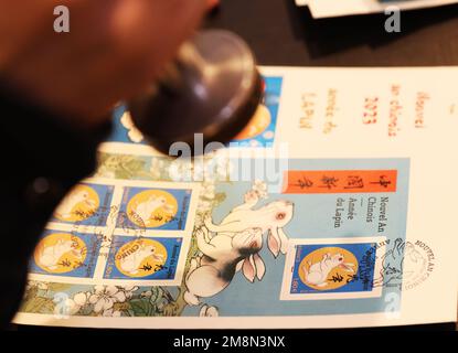 Paris, France. 14th janvier 2023. Les timbres commémoratifs de l'année du lapin, conçus par l'artiste chinois Chen Jianghong, sont vus lors d'une cérémonie de lancement à Paris, France, le 14 janvier 2023. Le bureau de poste français, la poste, a émis samedi deux timbres pour célébrer le nouvel an chinois, l'année du lapin, qui commence le 22 janvier. Credit: Gao Jing/Xinhua/Alamy Live News Banque D'Images