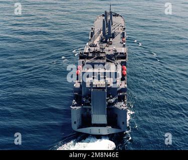 Vue en poupe oblique élevée du navire de transport lourd stratégique USNS WATSON (T-AKR 310) du Commandement militaire de Seallift (MSC) en cours d'essais en mer au large de la côte de San Diego. Pays : Océan Pacifique (POC) Banque D'Images