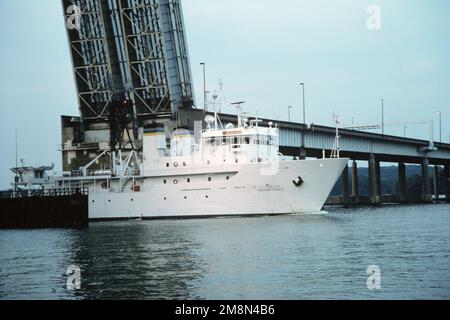 Vue en arc tribord du navire de surveillance du Commandement militaire de Sealift (MSC) USNS INDOMITABLE (T-AGOS 7) passant par le tirage au sort du pont commémoratif Woodrow Wilson après le départ d'Alexandrie, en Virginie, sur la marée du soir. Base: Potomac River État: District de Columbia (DC) pays: Etats-Unis d'Amérique (USA) Banque D'Images