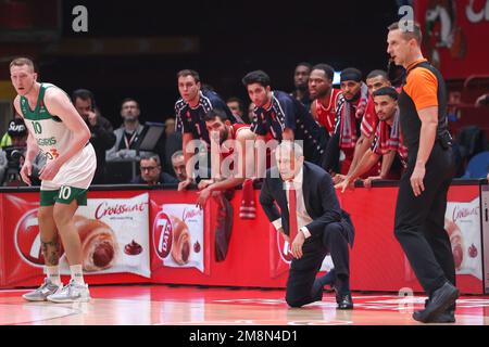 Milan, Italie. 13th janvier 2023. Italie, Milan, jan 13 2023: Ettore Messina (entraîneur-chef Armani Milan) suit l'action dans le 4th trimestre pendant le match de basket-ball EA7 Emporio Armani Milan contre Zalgiris Kaunas, Euroligue 2022-2023 round19 (photo de Fabrizio Andrea Bertani/Pacific Press) crédit: Pacific Press Media production Corp./Alay Live News Banque D'Images