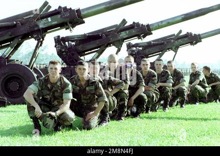 Troupes d'Albanie, Bulgarie, Estonie, Géorgie, Kazakhstan, Kirghizistan, Lettonie, Lituanie, Moldova, Pologne, La Roumanie, l'Ukraine et l'Ouzbékistan attendent au pied de Howitzers de 105 mm sur le champ de WPT Hill que leur intention de partir tactiquement sur les chevaliers de mer CH-46, pendant LA COOPÉRATIVE OSPREY '98. Sujet opération/série: COOPERATIVE OSPREY '98 base: Marine corps base, Camp Lejeune État: Caroline du Nord (NC) pays: États-Unis d'Amérique (USA) Banque D'Images