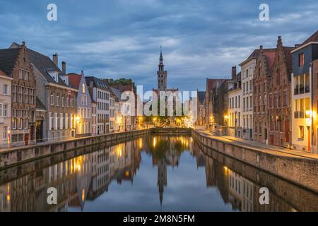 Bruges Belgique, vue nocturne sur le canal de Spiegelrei depuis le pont du Roi (Koningsbrug) Banque D'Images