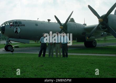 Les autres membres d'équipage vivants de l'équipage Enola gay posent pour une photo devant l'exposition statique B-12 à Whiteman AFB, Missouri. Base: Whiteman Air Force base État: Missouri (Mo) pays: Etats-Unis d'Amérique (USA) Banque D'Images