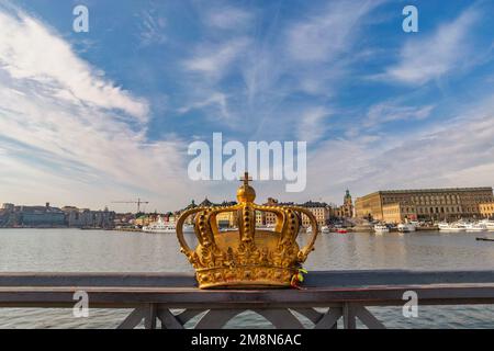 Stockholm Suède, horizon de la ville à Gamla Stan et Gilded Crown sur le pont de Skeppsholmsbron Banque D'Images