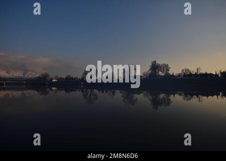 14 janvier 2023, Srinagar, Jammu-et-Cachemire, Inde : vue sur le fleuve Jhelum et la neige couvraient les collines de Zabarwan pendant une journée ensoleillée après une chute de neige fraîche à Srinagar. Le bureau météorologique a prévu un temps sec au Cachemire jusqu'à 14-18 janvier. (Credit image: © Mubashir Hassan/Pacific Press via ZUMA Press Wire) USAGE ÉDITORIAL SEULEMENT! Non destiné À un usage commercial ! Crédit : ZUMA Press, Inc./Alay Live News Banque D'Images