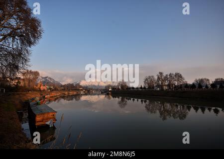 14 janvier 2023, Srinagar, Jammu-et-Cachemire, Inde : vue sur le fleuve Jhelum et la neige couvraient les collines de Zabarwan pendant une journée ensoleillée après une chute de neige fraîche à Srinagar. Le bureau météorologique a prévu un temps sec au Cachemire jusqu'à 14-18 janvier. (Credit image: © Mubashir Hassan/Pacific Press via ZUMA Press Wire) USAGE ÉDITORIAL SEULEMENT! Non destiné À un usage commercial ! Crédit : ZUMA Press, Inc./Alay Live News Banque D'Images