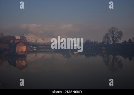 14 janvier 2023, Srinagar, Jammu-et-Cachemire, Inde : vue sur le fleuve Jhelum et la neige couvraient les collines de Zabarwan pendant une journée ensoleillée après une chute de neige fraîche à Srinagar. Le bureau météorologique a prévu un temps sec au Cachemire jusqu'à 14-18 janvier. (Credit image: © Mubashir Hassan/Pacific Press via ZUMA Press Wire) USAGE ÉDITORIAL SEULEMENT! Non destiné À un usage commercial ! Crédit : ZUMA Press, Inc./Alay Live News Banque D'Images