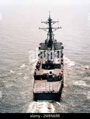 Vue en poupe oblique élevée du destroyer de missile guidé USS DONALD COOK (DDG 75) en cours au large de la Nouvelle-Angleterre. Le navire effectue des essais en mer de constructeurs. Pays: Océan Atlantique (AOC) Banque D'Images