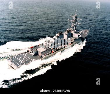 Une vue oblique à tribord du destroyer de missile guidé USS DONALD COOK (DDG 75) en cours à grande vitesse. Le navire effectue des essais en mer de constructeurs au large de la côte de la Nouvelle-Angleterre. Pays: Océan Atlantique (AOC) Banque D'Images