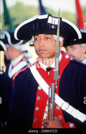 Un membre de la Compagnie Alpha 3rd d'infanterie, également connue sous le nom de la Garde du commandant en CHEF, avec un fusil fixe à baïonnette debout à l'aise pendant une cérémonie. L'uniforme colonial porté par les soldats est inspiré de l'unité formée par le général George Washington en 1776 pour être sa garde personnelle. Base: Fort George G. Meade État: Maryland (MD) pays: Etats-Unis d'Amérique (USA) Banque D'Images