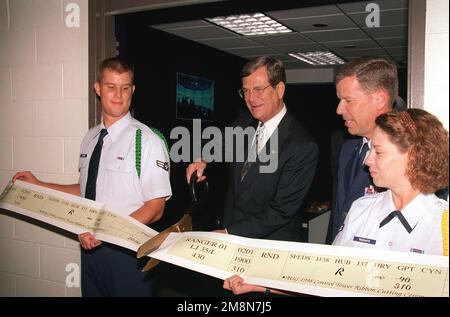 Le chef de la majorité du Sénat Trent Lott coupe le ruban au nouveau simulateur de contrôle de la circulation aérienne de $6,9 millions de dollars, tandis que le général de brigade John M. Speigel (commandant de l'escadre d'entraînement de 81st) et tenant le ruban les étudiants DE contrôle de la circulation aérienne PREMIÈRE classe (A1c) Edert (à gauche) et A1c Trovato regarder sur. Base: Keesler Air Force base État: Mississippi (MS) pays: États-Unis d'Amérique (USA) Banque D'Images