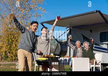 Joyeuses barbecues d'automne en famille Banque D'Images