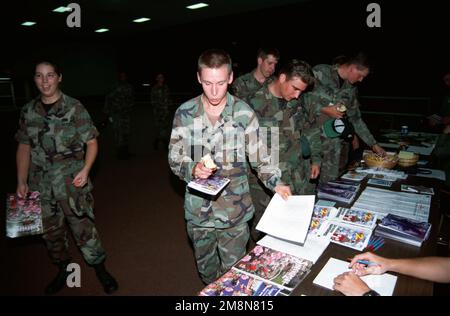 L'AVIATEUR de première classe de l'USAF Engel et d'autres membres du personnel de l'aile Airlift 437th, Charles AFB, en Caroline du Sud, reçoivent des documents d'information sur la région de Shreveport/Bossier City, en Louisiane, à l'intérieur du Family support Centre situé à Barksdale AFB, en Louisiane. Les membres de la 437th Escadre du transport aérien sont temporairement déployés à la base aérienne de Barksdale, pendant l'ouragan Bonnie. Base: Barksdale Air Force base État: Louisiana (LA) pays: États-Unis d'Amérique (USA) Banque D'Images