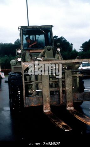 Un soldat de la Garde nationale de l'Armée de terre de Kinston Armory, en Caroline du Nord, exploite un chariot élévateur lourd. Base: Kinston Armory, Kinston État: Caroline du Nord (NC) pays: Etats-Unis d'Amérique (USA) Banque D'Images