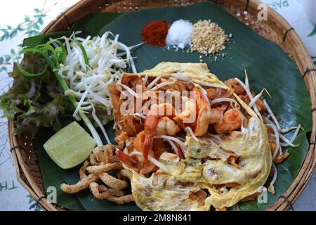 PAD Thai - nouilles de riz sautées aux crevettes - cuisine thaïlandaise originale, menu thaï populaire Banque D'Images