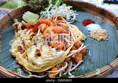 gros plan de la nourriture thaïlandaise originale de style thaïlandais avec des crevettes de haricots germe servir sur la feuille de banane, la nourriture thaïe salée Banque D'Images