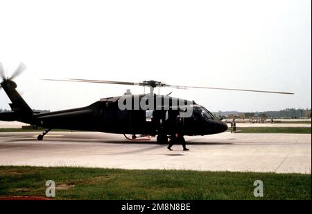 Un hélicoptère Black Hawk UH-60 de la Garde nationale de Caroline du Nord est ravitaillé par des membres de la US Marine corps Air Station, New River, Caroline du Nord, après l'ouragan Bonnie. Base: MCAS, New River État: Caroline du Nord (NC) pays: Etats-Unis d'Amérique (USA) Banque D'Images