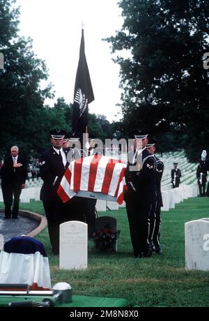 La United States Air Force Colour Guard porte les restes du corps du premier lieutenant Michael Blassie de l'USAF jusqu'à son dernier lieu de repos au cimetière national de Jefferson Barracks à St. Louis, Missouri. 1lt Blassie a été abattu sur 11 mai 1972 au sud du Vietnam. Un mélange avec des étiquettes pour chiens et l'identification du corps a mené les restes classés comme Inconnu et enterré dans la tombe du soldat inconnu au cimetière national d'Arlington (non illustré). En utilisant des tests d'ADN sur 14 mai 1998, les restes ont été identifiés comme ceux de 1LT Blassie et les services ont été tenus en son honneur. Cette image apparaît dans le Septem Banque D'Images