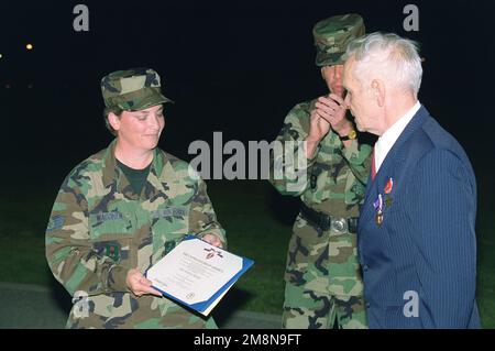 Après avoir épingré la Médaille du cœur violet, le sergent Bonnie Wagoner (81st Medical Group) DE L'ARMÉE de l'air américaine présente à son père le sergent technique (retraité) Robert Brunnelle le certificat du cœur violet pour les blessures reçues il y a 31 ans alors qu'il était en service au Vietnam. Base: Keesler Air Force base État: Mississippi (MS) pays: États-Unis d'Amérique (USA) Banque D'Images