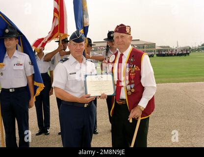 Le Brigadier-général de l'USAF Barry W. Barksdale, commandant de l'escadre d'entraînement 37th, Lackland AFB, Texas, présente le certificat de coeur pourpre à l'ex-sergent technique Joseph Lajzer (retraité) de la POW à l'AFB de Lackland, lieu de parade. M. Lajzer reçoit le cœur violet et la Médaille du prisonnier de guerre pour service militaire effectué entre avril 1942 et septembre 1945. Base: Lackland Air Force base État: Texas (TX) pays: Etats-Unis d'Amérique (USA) Banque D'Images