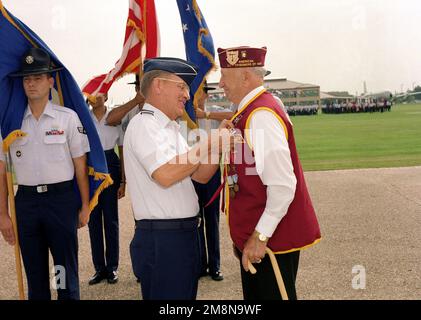 Le Brigadier-général de l'USAF Barry W. Barksdale, commandant de l'escadre d'entraînement de 37th, Lackland AFB (Texas), fixe la Médaille du prisonnier de guerre (POW) à l'ex-sergent technique de la POW Joseph Lajzer (retraité) à l'AFB de Lackland, lieu de parade. M. Lajzer reçoit le cœur violet et la Médaille du prisonnier de guerre pour service militaire effectué entre avril 1942 et septembre 1945. Base: Lackland Air Force base État: Texas (TX) pays: Etats-Unis d'Amérique (USA) Banque D'Images